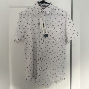 BRAND NEW Men’s Button Down, Light weight Shirt (Medium)
